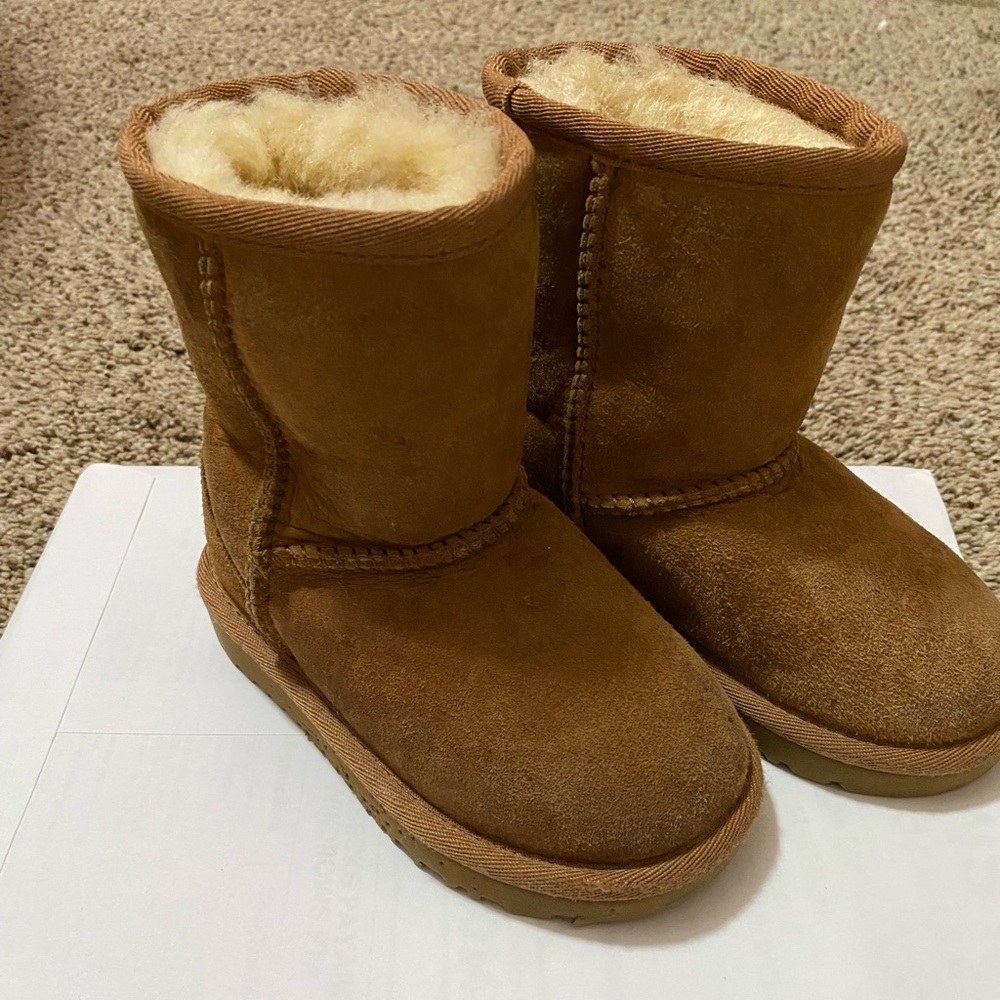 Children’s UGGS size 7
